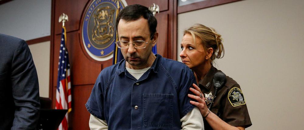 Gegen Larry Nassar laufen über 130 Anklagen. Der frühere Mannschaftsarzt der US-Turnerinnen soll sich an den Mädchen sexuell vergangenen haben.