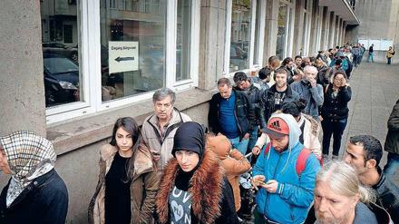 Lange Wartezeiten vor dem Bürgeramt wie hier noch vor einem Jahr vor dem Rathaus Neukölln soll es in Berlin nicht mehr geben. 
