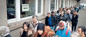 Lange Wartezeiten vor dem Bürgeramt wie hier noch vor einem Jahr vor dem Rathaus Neukölln soll es in Berlin nicht mehr geben. 