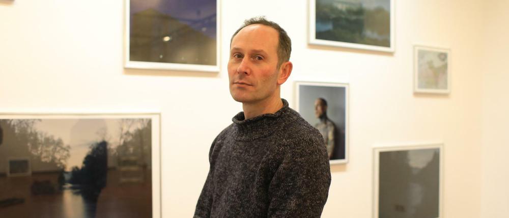 Mike Chick vor Bildern seiner Ausstellung "Oder-Neisse" in der Galerie im Tempelhof Museum.