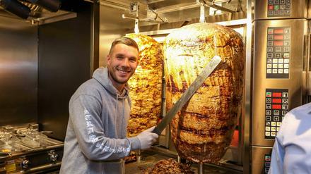 Wer schreit am Spieß? Gladbacher schmähen Podolskis Döner.