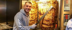 Wer schreit am Spieß? Gladbacher schmähen Podolskis Döner.