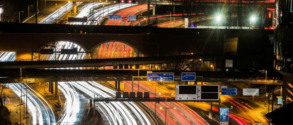 Der Verkehr auf der Stadtautobahn A100 an der Messe in Berlin - in einer Langzeitbelichtung.