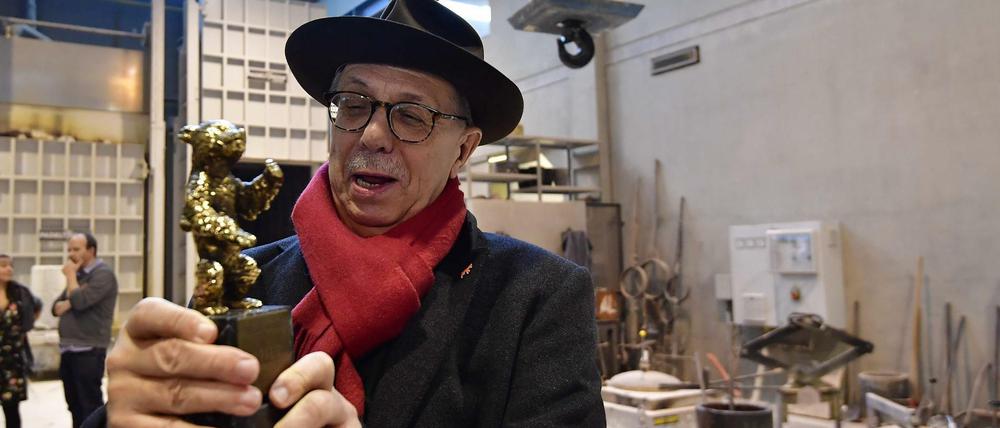 Berlinale Direktor Dieter Kosslick mit einem Berlinale-Bären in der Gießerei Noack.