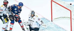 Und noch eins. Mannheims Andrew Desjardins (Mitte) erzielt an Berlins Torwart Petri Vehanen (r.) und Daniel Richmond vorbei das Tor zum 6:1.