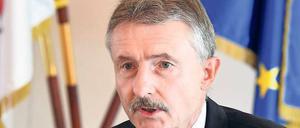 Brandenburgs Innenminister Karl-Heinz Schröter (SPD) verfügte, dass keine Asylbewerber mehr in Cottbus untergebracht werden.