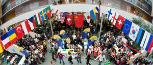 Studierende tanzen beim "International Day" 2013 an der Viadrina.