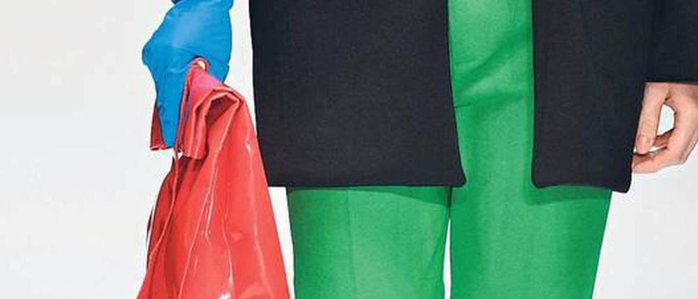 Giftgrün. So nennt Designer Ivanman seine Outfits in knalligem Froschton. Tut in den Augen weh, bleibt aber immerhin in Erinnerung.