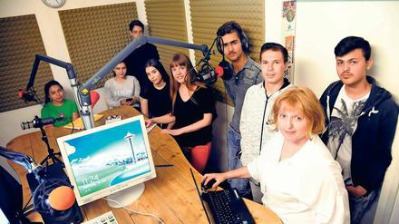 Schüler aus allen möglichen Ländern arbeiten bei „Radio multicult.fm“ zusammen und lernen nicht bloß, besser und möglichst akzentuiert Deutsch zu sprechen, sondern können sich zugleich in die Gedankenwelt von Jugendlichen aus anderen Ländern und Kulturen einfühlen. Vorne rechts Brigitta Gabrin, die Chefredakteurin von „Radio multicult.fm“, welche die Idee zu dem Projekt hatte. 