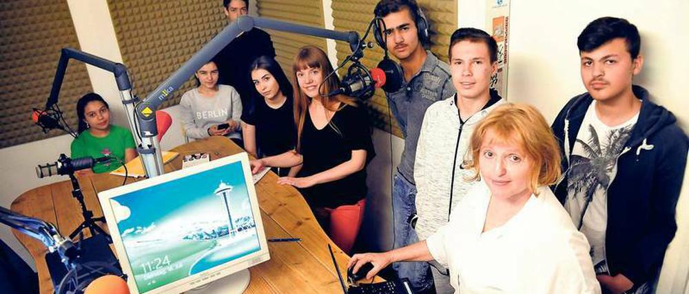 Schüler aus allen möglichen Ländern arbeiten bei „Radio multicult.fm“ zusammen und lernen nicht bloß, besser und möglichst akzentuiert Deutsch zu sprechen, sondern können sich zugleich in die Gedankenwelt von Jugendlichen aus anderen Ländern und Kulturen einfühlen. Vorne rechts Brigitta Gabrin, die Chefredakteurin von „Radio multicult.fm“, welche die Idee zu dem Projekt hatte. 