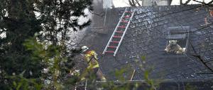 Feuerwehrleute bei den Nachlöscharbeiten an der Terrassenstraße in Zehlendorf.