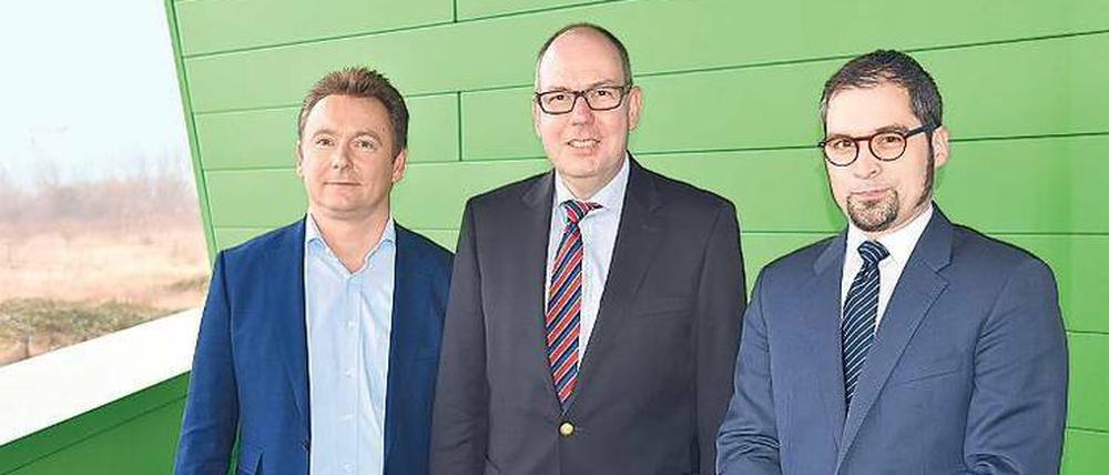 Bleibt Marzahn treu: Swissbit-Chef Silvio Muschter (l.) – hier mit Wirtschaftsstaatssekretär Henner Bunde und Johannes Martin, Wirtschaftsstadtrat des Bezirks – im CleanTech Business Park. Foto: SenWiEnBe