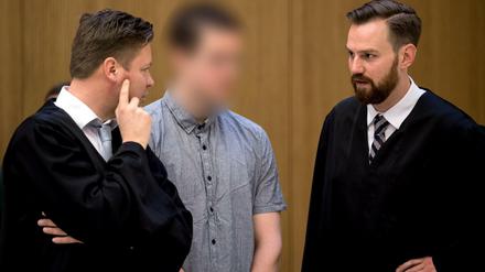 Der Angeklagte Philipp K. (M) steht am Freitag in München zusammen mit seinen Anwälten David Mühlberger (r) und Sascha Marks im Landgericht. im Verhandlungssaal. 