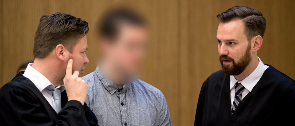 Der Angeklagte Philipp K. (M) steht am Freitag in München zusammen mit seinen Anwälten David Mühlberger (r) und Sascha Marks im Landgericht. im Verhandlungssaal. 