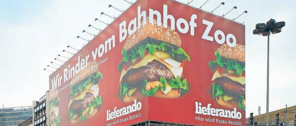 Kontroverse Köder. Lieferando kämpft mit teurer und provokanter Werbung um Kunden - so wie 2014 mit diesem riesigen Plakat und dem Spruch „Wir Rinder vom Bahnhof Zoo“.