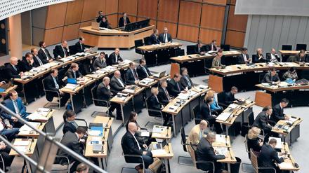 Abgeordnete der AfD im Abgeordnetenhaus von Berlin. Der Partei-Bereich beginnt rechts mit einem Tisch für zwei und endet links mit einem Tisch für sechs Personen.