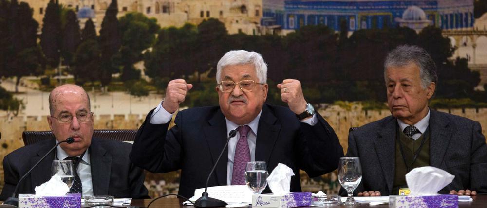 "Die Ohrfeige des Jahrhunderts" - Mahmud Abbas (Mitte) ist über die Nahostpolitik der USA sichtlich erzürnt.