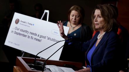 Nancy Pelosi, Vorsitzende der Demokraten-Fraktion im Repräsentantenhaus, bei einer Pressekonferenz in Washington - mit einem Tweet von Donald Trump.