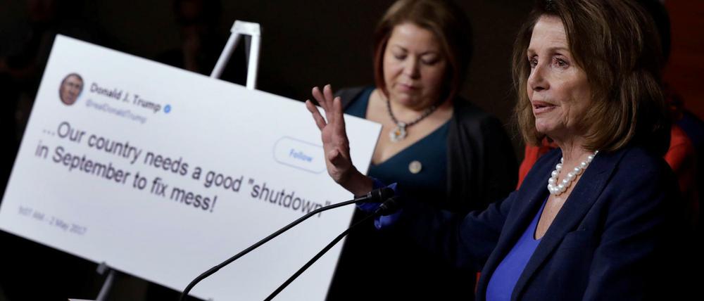 Nancy Pelosi, Vorsitzende der Demokraten-Fraktion im Repräsentantenhaus, bei einer Pressekonferenz in Washington - mit einem Tweet von Donald Trump.