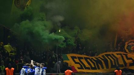 Die zweite Halbzeit hatte gerade begonnen, da wurde im Westen des Olympiastadion eine stattliche Anzahl von Bengalos gezündet.