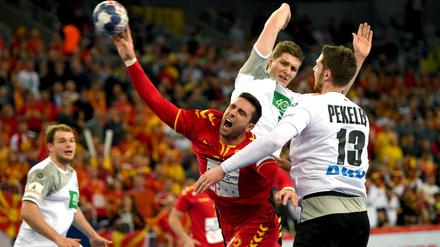 Augen zu und durch. Mazedoniens Filip Mirkulovski gegen Finn Lemke und Hendrik Pekeler.