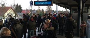 Warten auf den Zug, hieß es am Morgen lange Zeit wie hier in Karow.