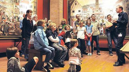 Voll dabei. Kinderführung durchs Deutsche Historische Museum Unter den Linden. Auch dieses Museum bietet während der Winterferien besondere Rundgänge und Kurse für junge Berliner an. Infos dazu findet man online unter www.dhm.de/ferienprogramm. 