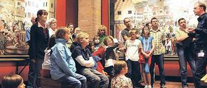 Voll dabei. Kinderführung durchs Deutsche Historische Museum Unter den Linden. Auch dieses Museum bietet während der Winterferien besondere Rundgänge und Kurse für junge Berliner an. Infos dazu findet man online unter www.dhm.de/ferienprogramm. 