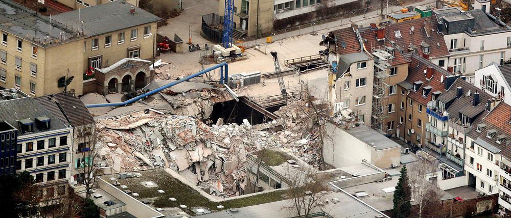 Trümmer liegen 2009 in Köln an der Stelle, an der sich das eingestürzte historische Stadtarchiv befand.