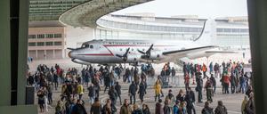 Reparaturbedürftig. Besucher beim Tag der offenen Tür am ehemaligen Flughafen im vergangenen November. 