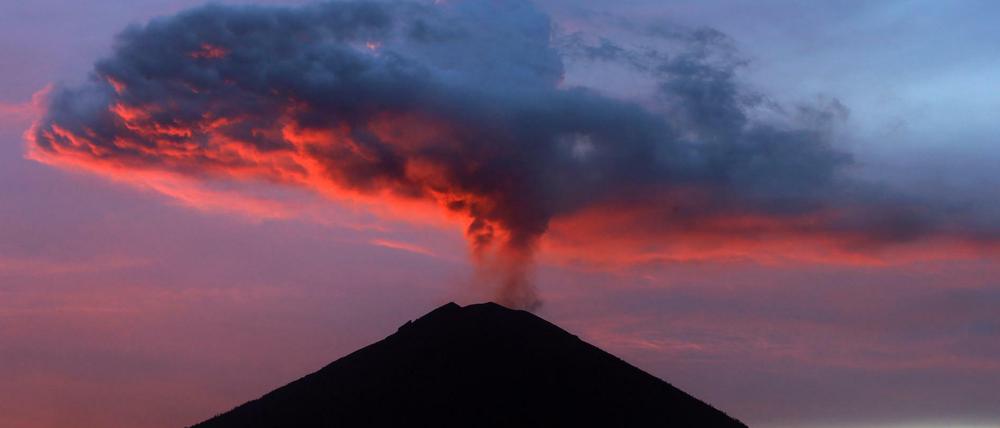 Wenn Vulkane (wie hier der Mount Agung im November 2017 auf Bali, Indonesien) Rauch und Asche in die Atmosphäre blasen, hat das kühlende Auswirkungen auf das Klima. Ein Effekt, den man imitieren könnte, um die Klimaerwärmung zu bremsen. 