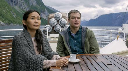In "Downsizing" spielt Hong Chau (li.) an der Seite von Matt Damon (re.) die weibliche Hauptrolle.