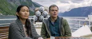 In "Downsizing" spielt Hong Chau (li.) an der Seite von Matt Damon (re.) die weibliche Hauptrolle.