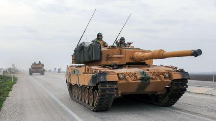 Ein türkischer Panzer Leopard 2A4 fährt am Sonntag in der Provinz Hatay, Türkei, in der Nähe der syrischen Grenze. 