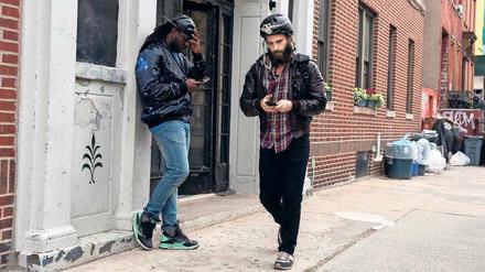 Der nächste Kunde wartet schon. Drehbuchautor Ben Sinclair (mit Helm) spielt selbst die Hauptfigur des Drogen-Fahrradkuriers in der Serie "High Maintenance".