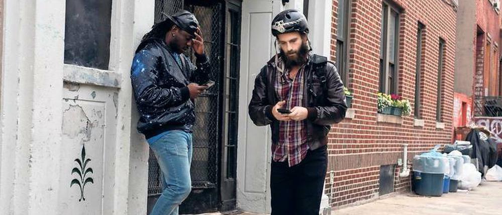 Der nächste Kunde wartet schon. Drehbuchautor Ben Sinclair (mit Helm) spielt selbst die Hauptfigur des Drogen-Fahrradkuriers in der Serie "High Maintenance".