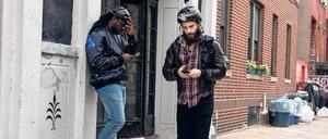 Der nächste Kunde wartet schon. Drehbuchautor Ben Sinclair (mit Helm) spielt selbst die Hauptfigur des Drogen-Fahrradkuriers in der Serie "High Maintenance".