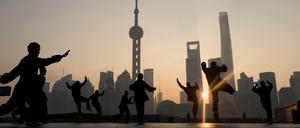 Der Finanzdistrikt von Shanghai während des Sonnenaufgangs. 