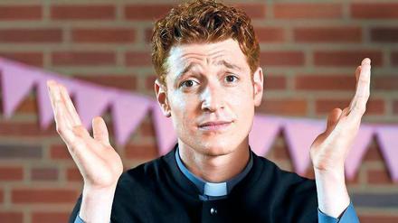 Der junge Heinz Rühmann? Oder Götz George? Schauspieler Daniel Donskoy, 27, als Trickbetrüger Maik Schäfer im Gewand eines Kirchenmannes.