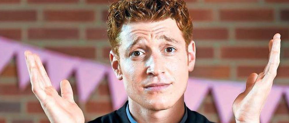 Der junge Heinz Rühmann? Oder Götz George? Schauspieler Daniel Donskoy, 27, als Trickbetrüger Maik Schäfer im Gewand eines Kirchenmannes.