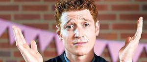 Der junge Heinz Rühmann? Oder Götz George? Schauspieler Daniel Donskoy, 27, als Trickbetrüger Maik Schäfer im Gewand eines Kirchenmannes.