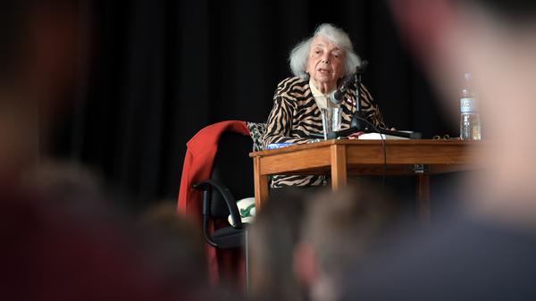 Unermüdliche Mahnerin. Die Holocaust-Überlebende Margot Friedländer liest seit ihrer Rückkehr nach Berlin regelmäßig vor Schülern aus ihrem Buch.  