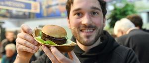 Burger aus Buffalowürmern: Max Krämer vom Start up-Unternehmen "Bug Foundation" zeigt auf der Grünen Woche seinen Insektenburger. Ab April wird er auf dem deutschen Markt angeboten. 