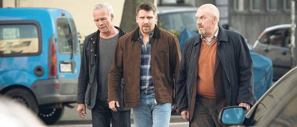 Sieht schon verdächtig aus: Lars Baumann (Hanno Koffler, Mitte) wird von Ballauf (Klaus J. Behrendt, links) und Schenk (Dietmar Bär) zum Gespräch gebeten.