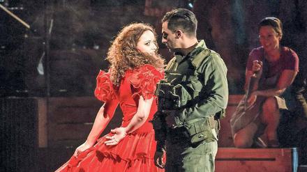Heißes Blut unter andalusischer Sonne. Clémentine Margaine als Carmen und Charles Castronovo als Don José. 
