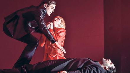 Erbarmen! Die Berliner Bühnenfassung des Weltromans präsentiert sich als Nummernrevue – hier mit Benjamin Lillie, Judith Hoffmann und Edgar Eckert (von links).