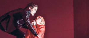 Erbarmen! Die Berliner Bühnenfassung des Weltromans präsentiert sich als Nummernrevue – hier mit Benjamin Lillie, Judith Hoffmann und Edgar Eckert (von links).