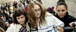 Rabbinerin Susan Silverman (links) und ihre Tochter Hallel Abramowitz (Mitte) bei ihrer Festnahme im Februar 2013 an der Klagemauer in Jerusalem. Sie wollten als Frauen dort ungehindert mit Gebetsschal beten und singen. 