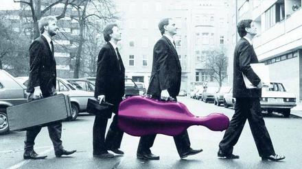 Es war einmal einmal vier junge Männer. Auf dem Weg zum allerersten Konzert im Januar 1988. Brett Dean, Andreas Wittmann, Frank Dodge mit Cello und Phillip Moll (von links). 
