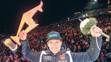 Die Massen hinter sich. Thomas Dreßen gab auch während der Siegerehrung eine gute Figur ab. 